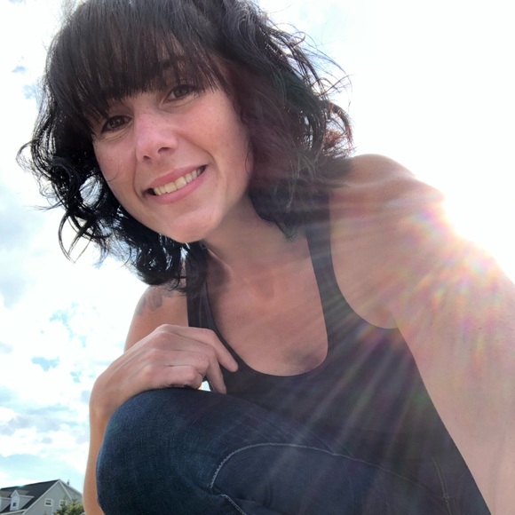 Meet your Posher, Cynthia - Picture 1 of 1